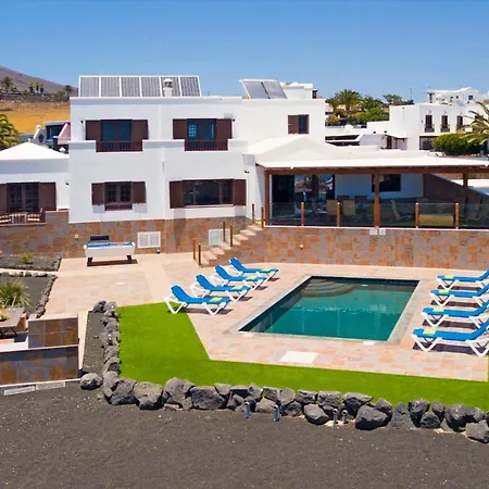 Camino Olivos Villa